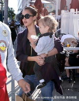 幻灯图集：阿尔芭黑超遮面显辣妈风范 爱女童真可爱