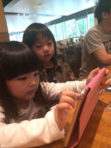 组图：王诗龄拍照扮小恶魔 Kimi变身超人