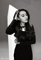 组图：爱戴回归 曝首波复古黑色长裙宣传照