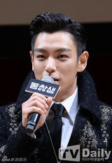 组图：TOP宣传《同窗生》 与金有贞亲密互动