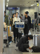 组图：张涵予机场与白衣美女谈笑拥抱