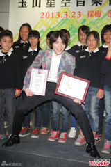 组图：萧敬腾为“童声”加油打气回忆童年