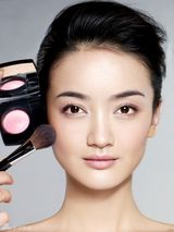 组图：朱杰芭莎圣诞妆容写真 水火两极妆容