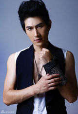 组图：何明翰写真赤膊上阵秀健美身材