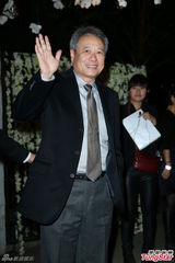 组图：张震大婚献吻娇妻 亲手为新娘提裙摆