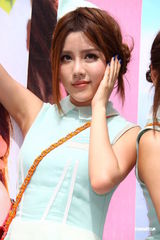 组图：BY2为新EP和写真造势 超短裙秀美腿