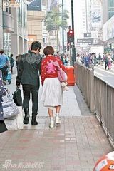 组图：任贤齐夫妇浮夸着装出街 无视路人秀恩爱