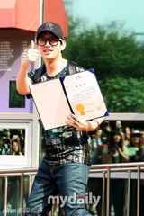 组图：SJ金希澈退役获表彰 表情开心抛飞吻