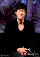 组图：苏志燮金东俊携主创新片活动与粉丝亲密接触