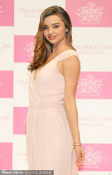 组图：米兰达-可儿日本捞金 深V秀美胸惹人爱怜