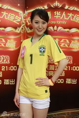 高清图：性感美女足球宝贝助阵《华人大综艺》