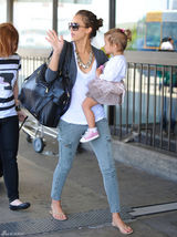 高清图：杰西卡-阿尔芭携女儿出行 弯腰险走光