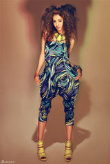 组图：麦迪娜冷色系写真 精致五官酷似芭比