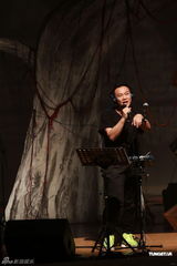 高清组图：陈奕迅香港开唱 靠唱功长裤T恤也疯狂