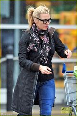 组图：凯特温斯莱特秘婚后现身 婚戒闪耀