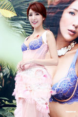 组图：杨谨华性感马甲内衣大方秀好身材