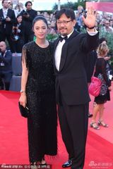组图：姜文携妻子周韵亮相红毯 展现迷人微笑