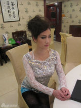 组图：芙蓉姐姐黑丝装嫩 小腿微凸自称相当性感