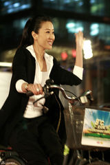 高清图：苗圃放歌环保活动 携手陈道明单车红毯秀