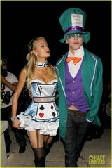 组图：帕里斯携男友现身派对 化身爆乳扑克牌女仆