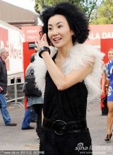 高清组图：张曼玉抵达威尼斯 和一黑人男伴现身