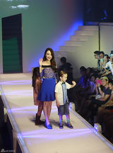 组图：李小璐压轴品牌时尚秀 骑木马大发童心