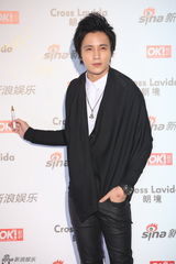 组图：薛之谦亮相街拍盛典黑白利落