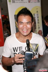 组图：妈模Mia陈静仪挤胸秀豪乳 性感携手港男