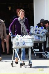 组图：凯特王妃独自驾车购物 衣着朴素平易近人