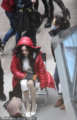 组图：杨幂片场频咳嗽 陈学冬黄发大棉鞋卖萌