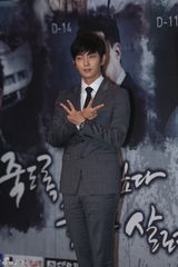 独家高清：李准基抱娃宣传新剧变奶爸 卖萌不停