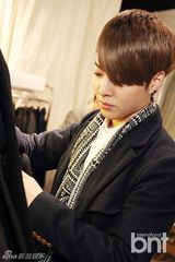 组图：M.pire出席品牌开业 现场挑衣显品味