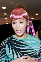 组图：女模ANA R带男友见家长 暂不考虑结婚