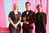 组图：陈晓东梁咏琪同台获奖 抱BABY领奖被催相亲