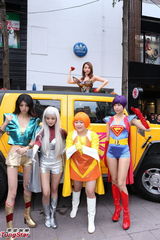 组图：萧亚轩亮相签唱会 性感高挑秀热辣舞蹈