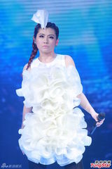 组图：Selina延迟造人 Ella挤胸性感舞老公最爱