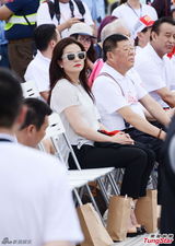 组图：赵薇庆祝香港回归 手举红旗头戴运动帽