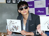组图：2PM携代言品牌办签名会 尼坤呆萌亮相