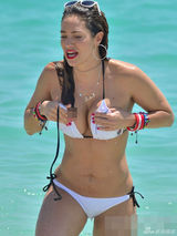 组图：美女教练珍妮佛搔首弄姿 泳衣滑落忙捂胸