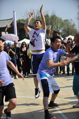 组图：李亚鹏不服老打篮球 跳跃远投露肚皮