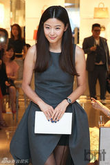 组图：全智贤出席品牌店开幕式大秀玲珑曲线