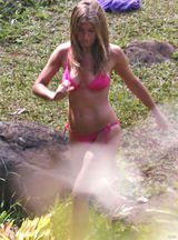 幻灯图：41岁安妮斯顿片场秀粉红色性感比基尼 