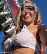 组图：美国湿乳秀大赛半遮半掩性感撩人