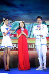 组图：李湘任深圳卫视副总监 何炅送999朵玫瑰