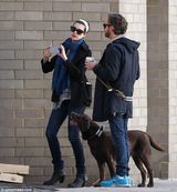 组图：海瑟薇与老公恩爱遛狗 举饮料调戏狗仔