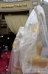 组图：奥斯卡红毯下雨 小金人裹塑料布