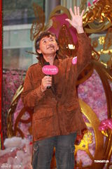 组图：林子祥林德信父子档首登台 香港轻松演唱