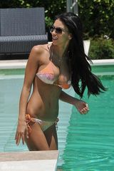 组图：性感女郎格鲁吉亚比基尼秀美胸