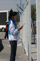 高清图：黄奕入世博园不带门票 被保安拒之门外