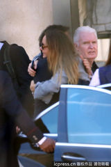 组图：麦卡特尼携娇妻领奖章 女儿遭冷落